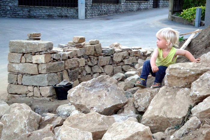 Haus W, Trockensteinmauer