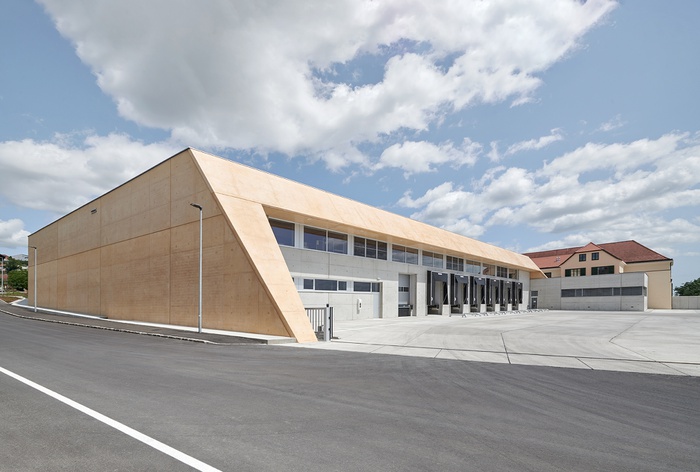 Winzer Krems, Lössfarbene Betonfassade - Teil der Landschaft