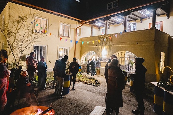 Die Gruppe Wohnstrudel feiert den Einzug gemeinsam mit Unterstützer:innen und Nachbar:innen