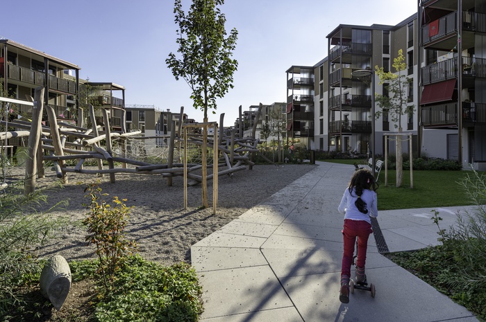 Bauträger: Genossenschaft ABZ, Zürich, Liegenschaft: Entlisberg 2, Innenhofgestaltung für unterschiedlichste Nutzungsansprüche, z.T. naturnah bepflanzt mit wissenschaftlicher Begleitung durch eine Hochschule