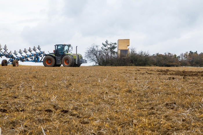 Holzhütte über Betonbunker, tschechische Grenze