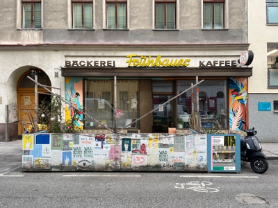 ÖGFA (Österreichische Gesellschaft für Architektur). AT Programmfokus in Wien: Stadtspaziergänge und Bauvisiten rund um das Nordwestbahnhofareal und in die Seestadt Aspern. Bild: Darwin Oase, eine Initiative von Lokale Agenda 21 Wien, ein Aktionsprogramm, das Bürger*innen unterstützt, die sich für mehr Aufenthaltsqualität und ein gutes Zusammenleben in den Wiener Grätzln einsetzen.