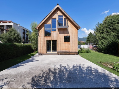 200 Jahre alte Tenne – Upcycling: Ein kleines Haus in Tirol als Beispiel für den ressourcenschonenden Umgang mit Baumaterialien: Ausgangspunkt waren Bestandteile einer abgerissenen, fast 200 Jahre alten Tenne, erweitert mit gebrauchten Materialien. 
Architektur: Madritsch Pfurtscheller.