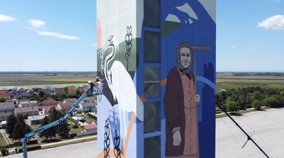 Kreative Neunutzung – Silotürme werden zu Energiekraftwerken: Das junge Team ‚Silosophie‘ aus den Bereichen Photovoltaik, Architektur und Design gestaltet graue Getreidespeicher um zu energieproduzierenden Gesamtkunstwerken. Umsetzung: Silosophie.