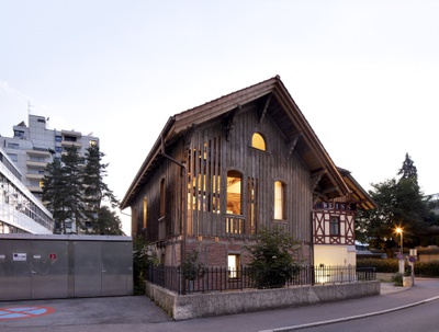 Bauen im Altbestand: Das Wirtschaftsgebäude aus 1889 wurde 1997 unter Denkmalschutz gestellt und entging so nur knapp dem Abriss. Die Fassade mit ihrer Patina wurde belassen, der Ausbau erfolgte von innen. Die bestehenden Dielenböden wurden nummeriert, gereinigt und wieder eingebaut, restaurierte Holzteile bleiben ehrlich als Neu sichtbar. 
Architektur: Julia Kick Architekten
