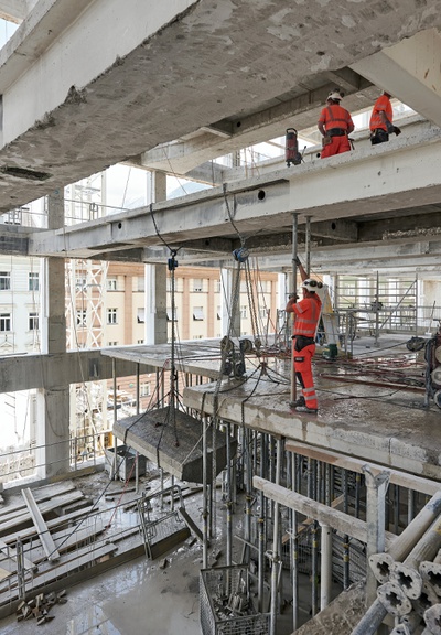 aut. architektur und tirol. AT- Programmschwerpunkt in Tirol: Das Programmangebot umfasst ein breites Themenspektrum, das von Revitalisierungen über Anbauten und Aufstockungen bis zur Umnutzung leerstehender Strukturen reicht. Das RAIQA Innsbruck-Gebäude ist ein Best-Practice-Beispiel für den Umgang mit bestehenden Stahlbetonstrukturen (Bild).