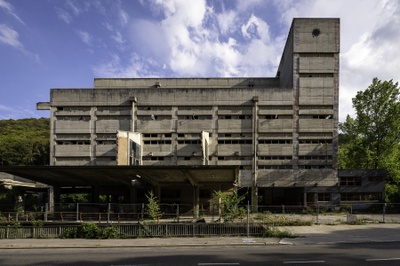 ORTE Architekturnetzwerk Niederösterreich. AT-Programmfokus in Niederösterreich:  Vor dem Hintergrund der Ressourcenverschwendung stellt ORTE u.a. das in Entwicklung befindliche Areal der ehemaligen Zementterminals in Kaltenleutgeben vor. (Bild)