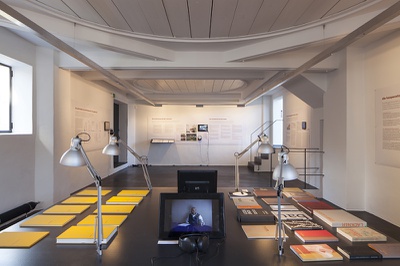 Blick in die Ausstellung "20 jahre architektur und tirol"