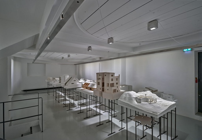 Blick in die Ausstellung "Rebuild: Figures of Space" im aut