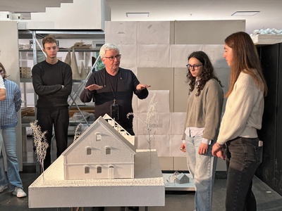 Walter Angonese mit Studierenden bei der Besprechung des „Ninikowo Atelier“ von Brandlhuber+, Manfred Pernice, Thomas Burlon und Markus Emde, 2024