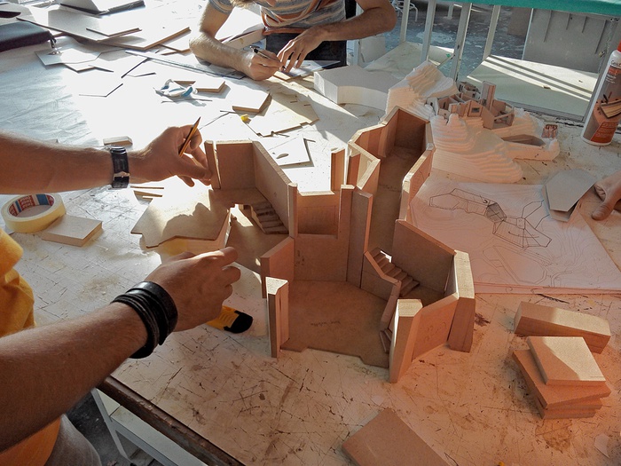 Arbeit am Modell der Casa Scalesciani von Alberto Ponis an der Costa Paradiso (1977), 2015