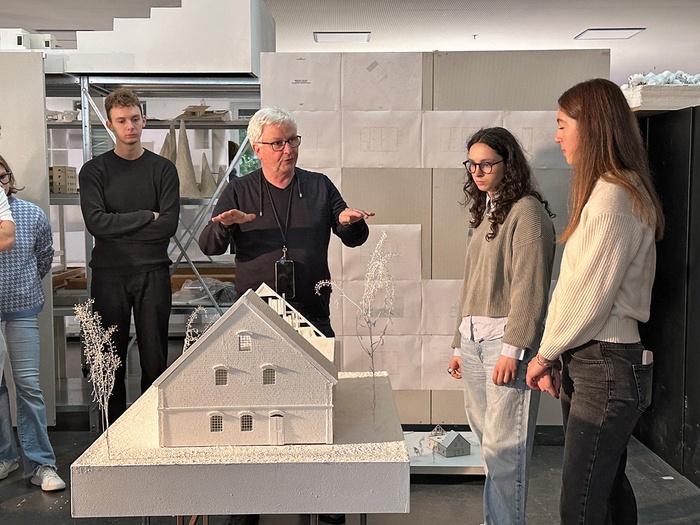 Walter Angonese mit Studierenden bei der Besprechung des „Ninikowo Atelier“ von Brandlhuber+, Manfred Pernice, Thomas Burlon und Markus Emde, 2024