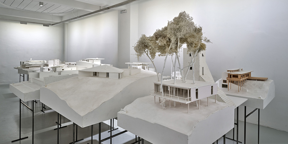 Blick in die Ausstellung "Rebuild: Figures of Space" im aut