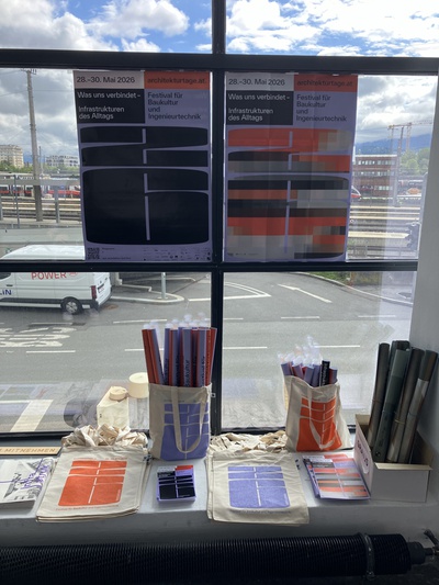 Plakate und Taschen im aut – © aut