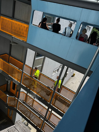 Bustour "Abfahrt zum Abfall" ins Recyclingzentrum Ahrental – © aut
