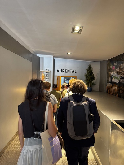 Bustour "Abfahrt zum Abfall" ins Recyclingzentrum Ahrental – © aut