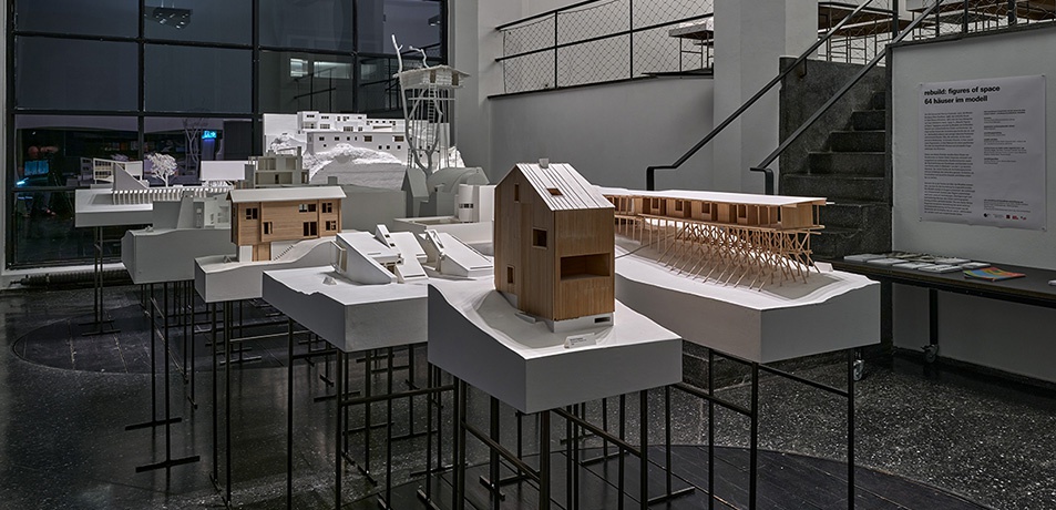 Blick in die Ausstellung "Rebuild: Figures of Space" im aut