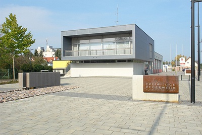 Marktplatz und Feuerwehr – © Marktplatz und Feuerwehr, Architektur: Christoph Karl + Andreas Bremhorst, Foto: Uwe Hauenfels Marktplatz und Feuerwehr