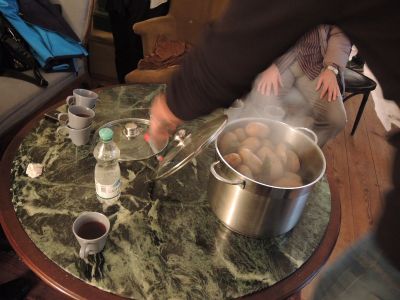 „sinnvoll warten – tua eppas“ im Tonhof – Gemeinsames Essen zum Aufwärmen und Kennenlernen im Tonhof.