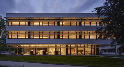 Tiroler Fachberufsschule für Fotografie, Optik und Hörakustik, Erweiterung, Hall i. T., 2020 – 2023 (Architektur: ARGE Peter Mayrhofer, Gilbert Sommer, Volker Flamm)