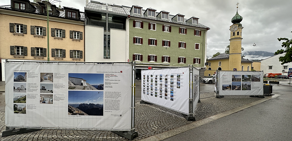 Ausstellung "Neues Bauen in Tirol 2022" am Hauptplatz in Lienz