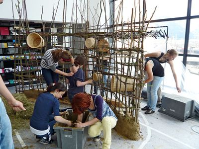 1:1 Modell im aut – Als Teil der Ausstellung realisierten SchülerInnen des BORG Innsbruck unter der Leitung von Monika Abendstein und Michael Engele im aut eine Lehmwand.