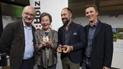 Die Preisträger HBP 2023: Markus Klaura, Eva Rubin und Sebastian Horvath - mit Johann Weinberger (proHolz Kärnten)