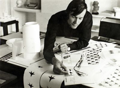Egon Rainer bei der Arbeit am Design des Kneissl Ski, 
um 1970