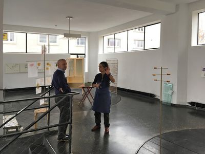 Carmen Müller mit Arno Ritter beim Ausstellungsaufbau im aut
