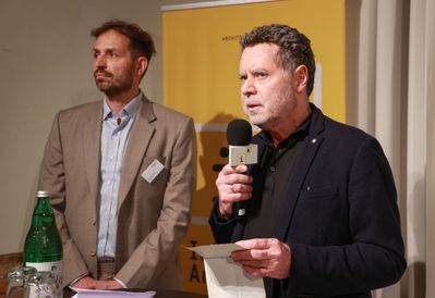 Nico Weiß (Vizepräsident ZT-Kammer für Oberösterreich und Salzburg) und Roman Höllbacher (Leiter Initiative Architektur) begrüßen