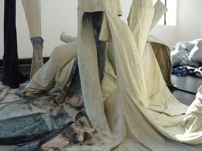 eins zu zwei – zwei zu eins – Blick in die Ausstellung im aut – Detail Kleiderlandschaft (the next ENTERprise – architects); Bildnachweis: © aut