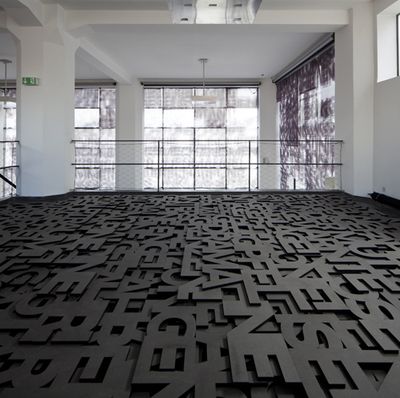 Blick in die Ausstellung "Überschattung" im aut