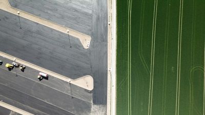 Versiegelung | Verbaute Erde − Parkflächen statt Ackerland