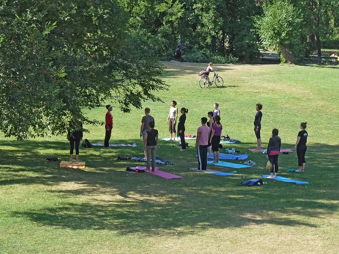 Das Üben tiefen Atmens im Volksgarten Wien