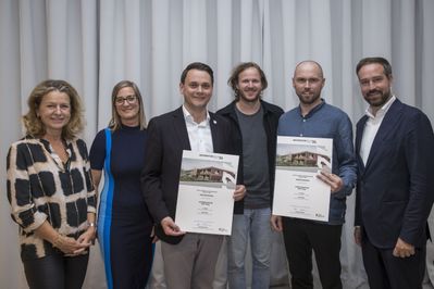 Im Bild: v.l. Marianne Durig (Jury), Iris Reiter (Jury), Bürgermeister Michael Schwarzmayr (Mattsee), Michael Höcketstaller (Architekturbüro dunkelschwarz) und Hannes Sampl (Architekturbüro dunkelschwarz) sowie Landeshauptmann-Stellvertreter Stefan Schnöll.