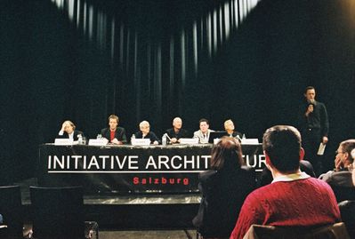Paul Raspotnig, erster künstlerischer Leiter der iA, moderiert eine Podiumsdiskussion im Rahmen des Symposiums „alt_stadt_Neu“. Am Podium: v.l.n.r.: Max Rieder, Johann Padutsch, Peter Huemer, Carl Fingerhuth, Roman Höllbacher und Reiner Kaschl
