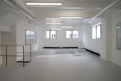 Blick in die Ausstellung – Raum 2 mit "drop chairs", Tisch "picapica" und Teppich "metal carpet" von SANAA