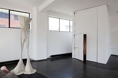 eins zu zwei – zwei zu eins – Blick in die Ausstellung im aut – Türe (EOOS) – Eingang unter Verwendung von Le Corbusiers Modulor; Bildnachweis: © B&R