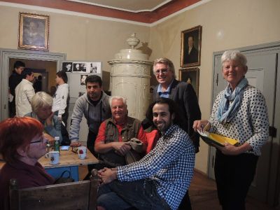 „sinnvoll warten – tua eppas“ im Tonhof – Einheimische und AsylwerberInnen trafen sich unter herzlicher Stimmung im Tonhof.