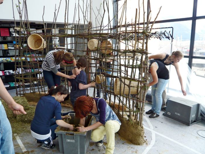 Bau einer Lehmwand für die Ausstellung von Francis Kéré