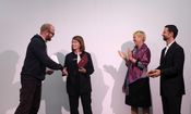 1. Preis
vlnr: Franz Koppelstätter (afo), Nina Valerie Kolowratnik (Preisträgerin), Gudrun Schreiber (BKA), Gerhard Jagersberger (BKA)