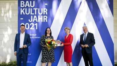 von links nach rechts: Raumplanungs- und Gemeindereferent Daniel Fellner, Staatssekretärin Andrea Mayer, Wohnbaureferentin und LHStv.in Gaby Schaunig und Landeshauptmann Peter Kaiser.