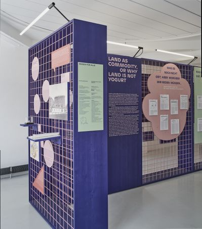 Blick in die Ausstellung "Boden für Alle. Eigennutz oder Gemeinwohl?" im aut