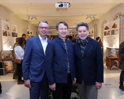 Im Bild: vlnr. Dominik Engel (Geschäftsführer und Rektor, FH Salzburg), Michael Ebner (Fachbereichsleiter Furniture & Interior Design, Senior Lecturer Department Design and Green) und Roman Höllbacher (Künstlerischer Leiter Initiative Architektur)