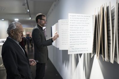 Leopold Kaufmann bei der Eröffnung der Ausstellung "Aristide Antonas | Protocols of Athens" 2016 im vai,