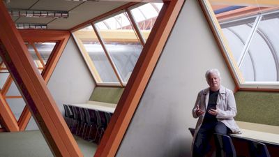 Architekt Rainer Köberl in der von Josef Lackner 1971 bis 1980 errichteten Ursulinenschule in Innsbruck