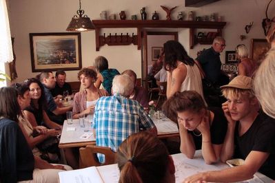 Fluchtraum Österreich – Eröffnung auf den Tischen des Gasthaus Bärenwirt