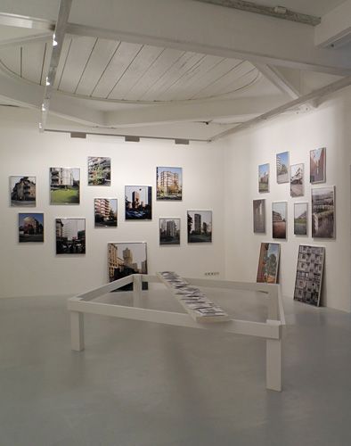 Blick in die Ausstellung im aut – Raum 3: 46 Projekte entlang der Themen Konstruktion, Struktur, Plastizität, Wohnhäuser und Wohnquartiere, Bildnachweis: © Werner Feiersinger