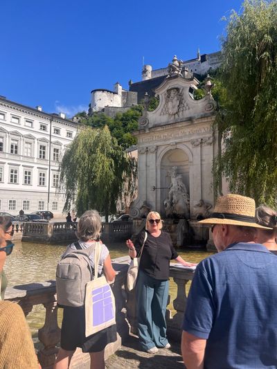 Austria Guide Gabi Freischlager führt zur historischen Infrastrukturanlagen der Altstadt Salzburgs.