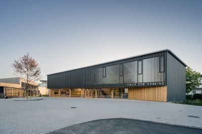 Haus der Vereine, Neumarkt, dunkelschwarz ZT GmbH